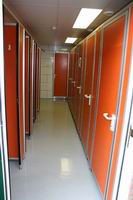 Het badgebouw van de minicamping